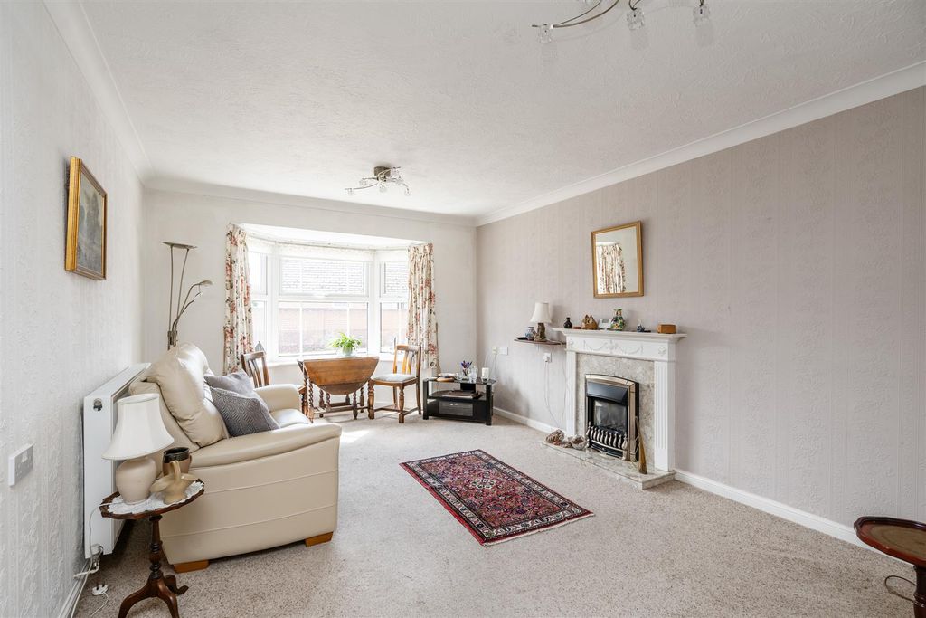 Property photo 2 of 12 15 Brooksby Grove_1.Jpg