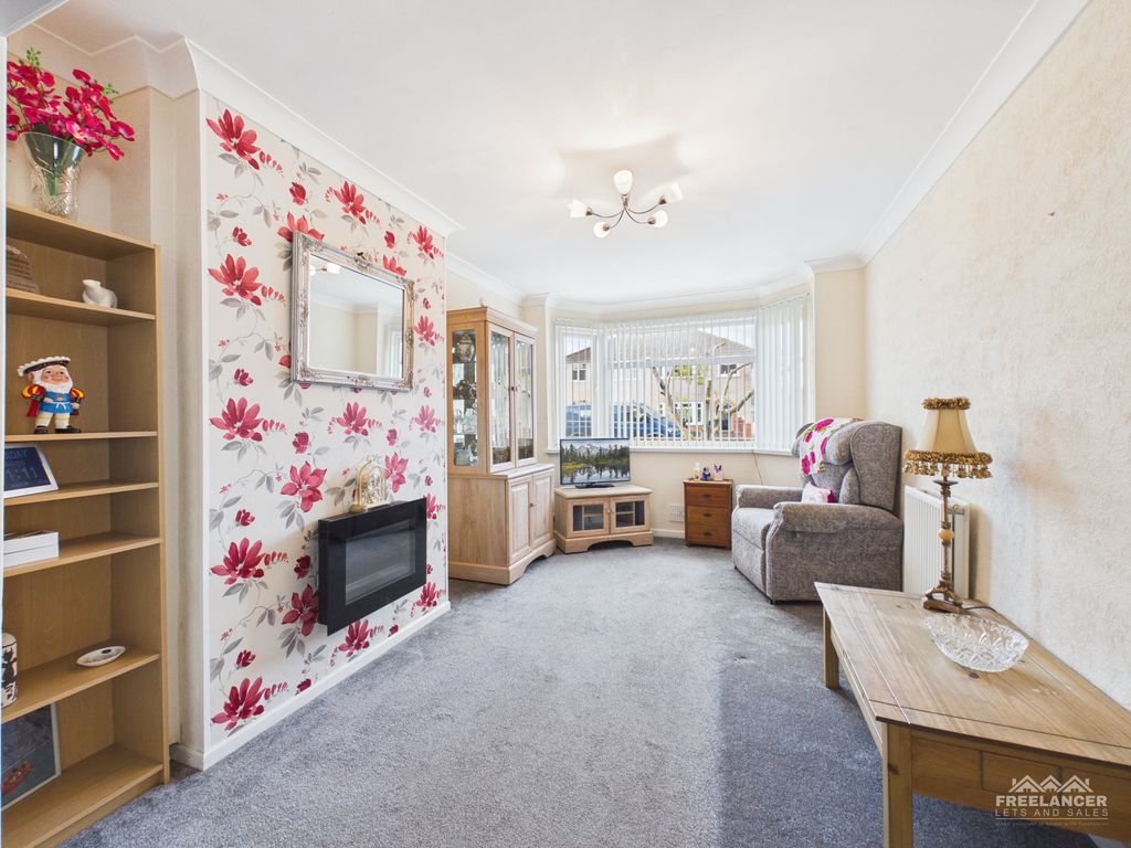 Property photo 1 of 18 Living Room