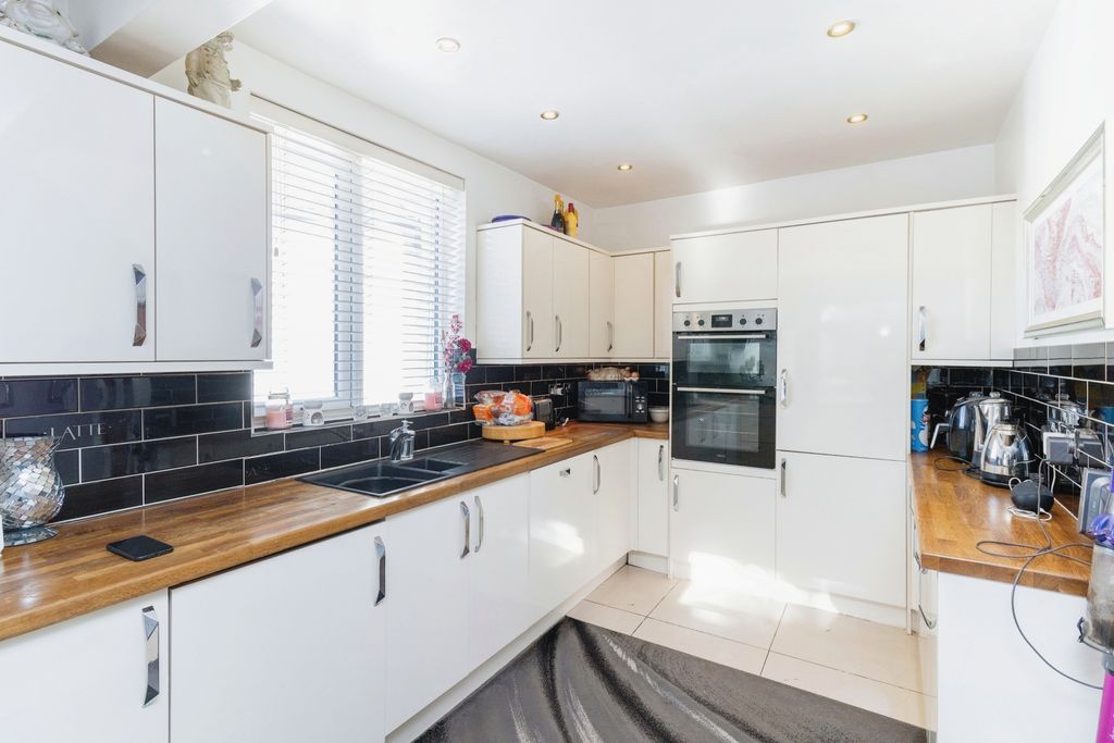 Property photo 2 of 15 Kitchen