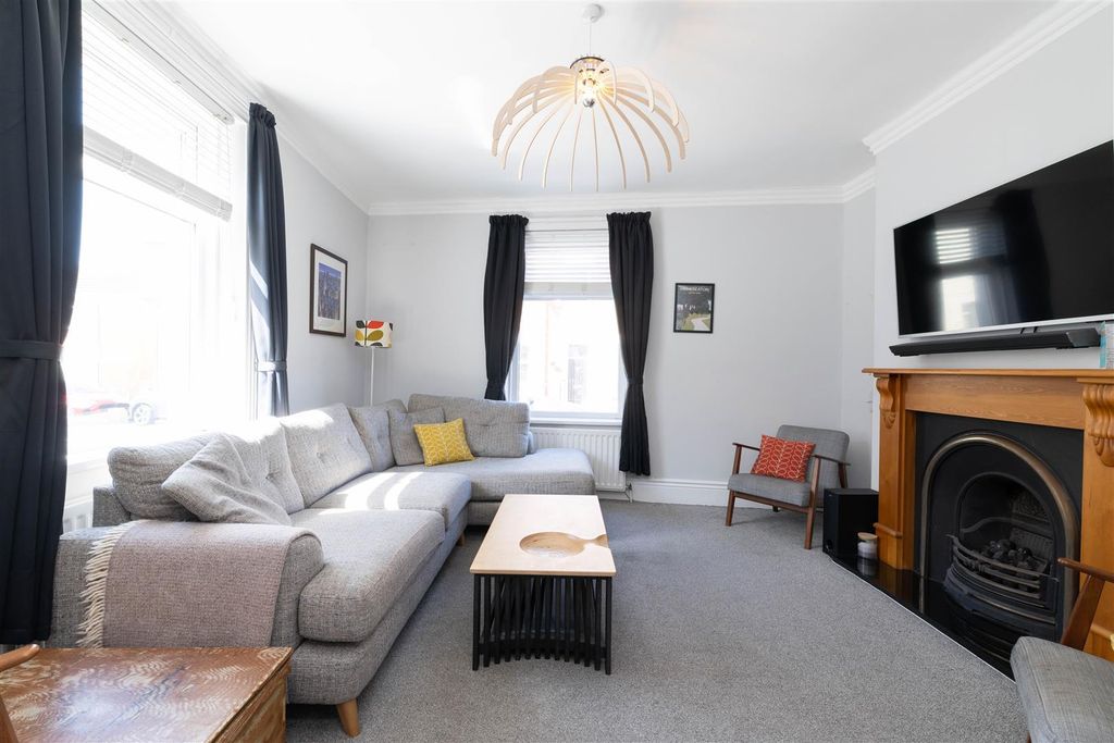 Property photo 2 of 9 Lounge