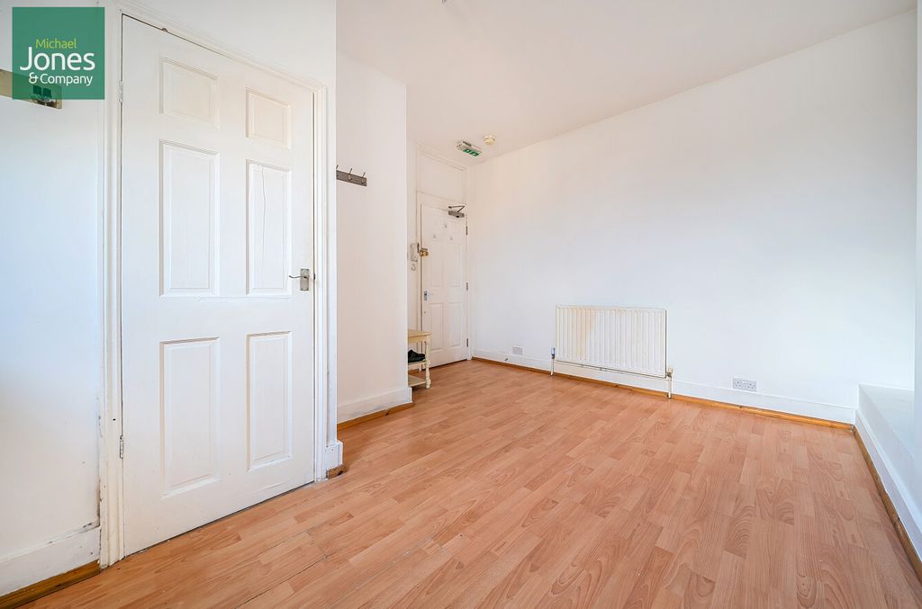 Property photo 3 of 6 Main Bedroom