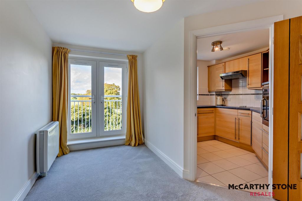 Property photo 2 of 28 8622814-Interior09-800.Jpg