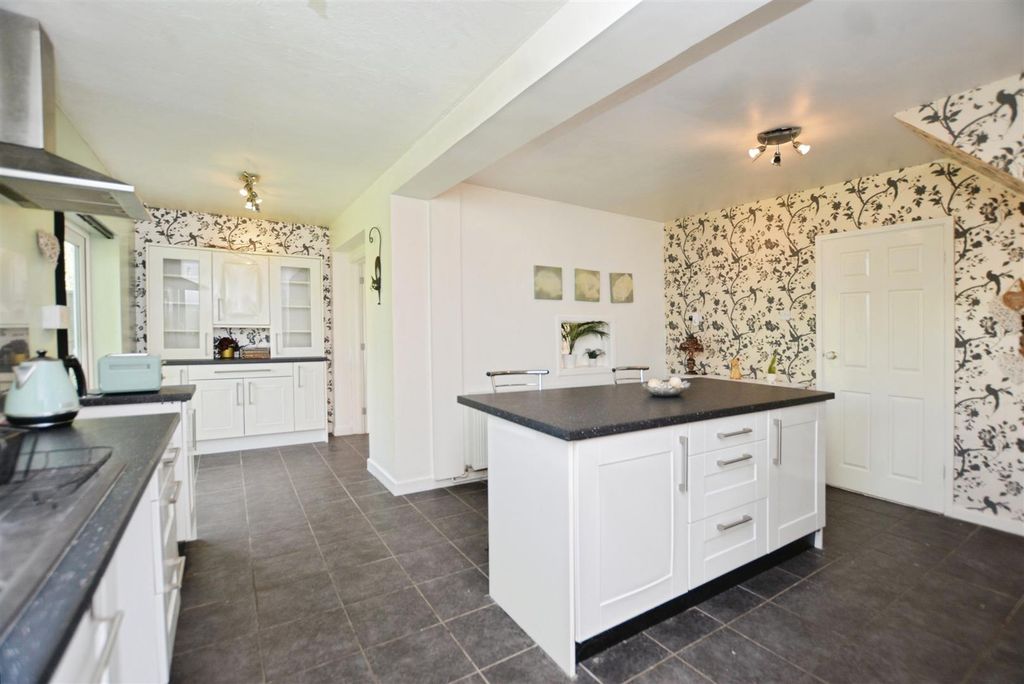 Property photo 3 of 26 Kitchen