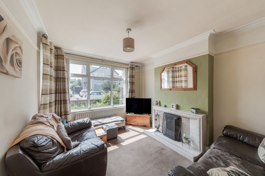 Property photo 3 of 16 001
