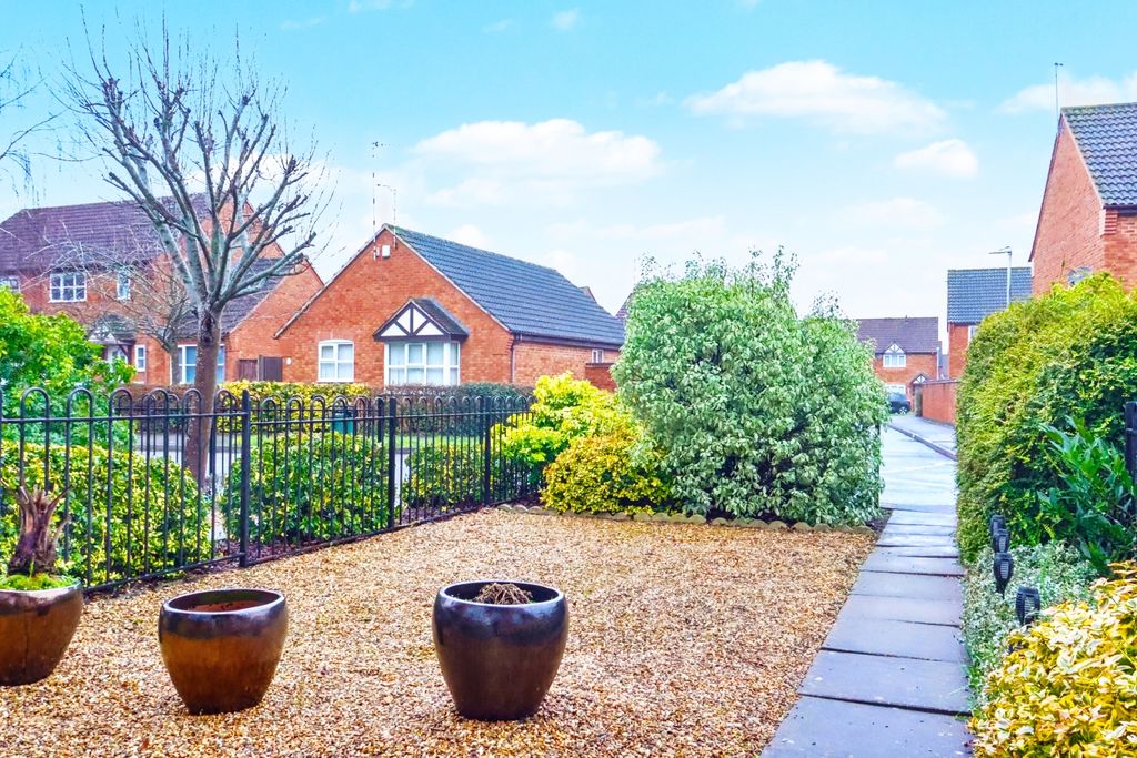 Property photo 2 of 17 Front Garden