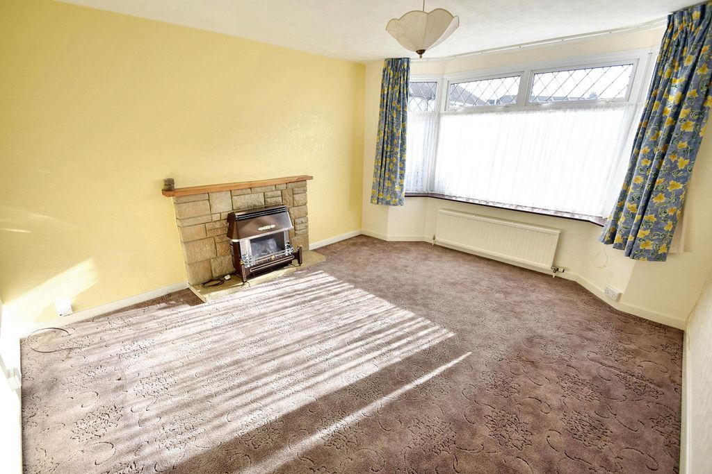 Property photo 3 of 19 37 Meadowsweet Avenue 013.Jpeg