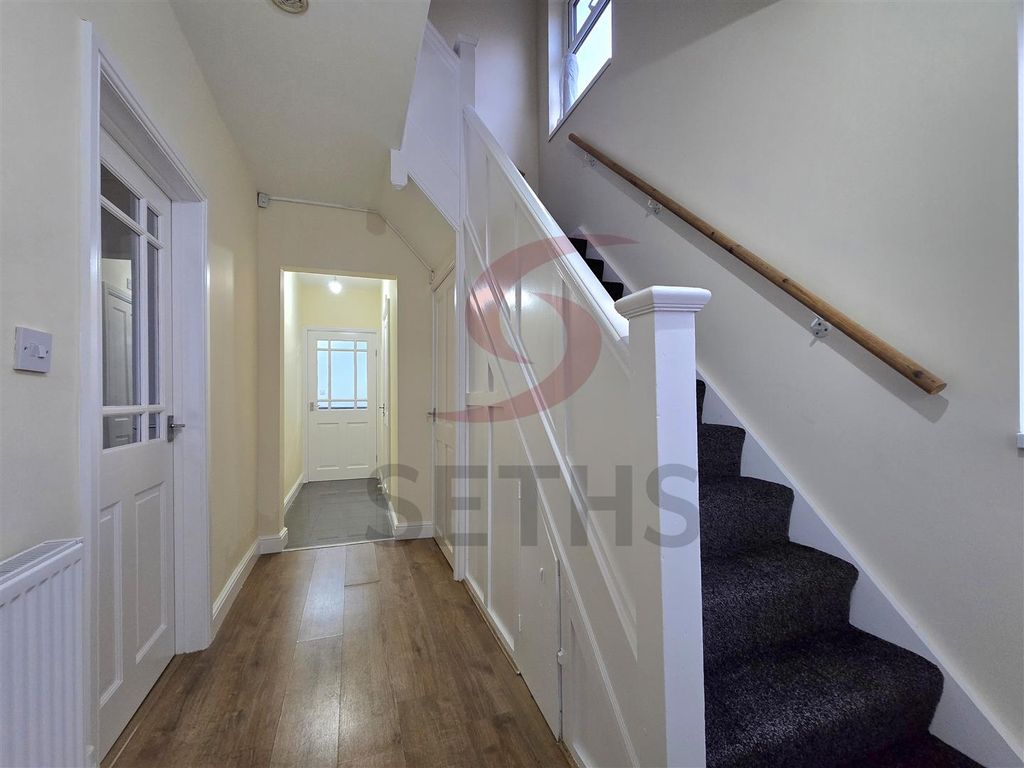 Property photo 2 of 17 Hallway
