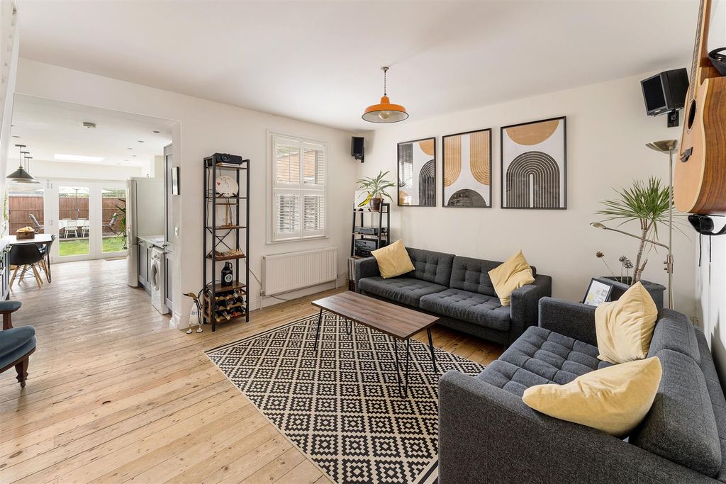 Property photo 3 of 33 Fulbourne Road, E17