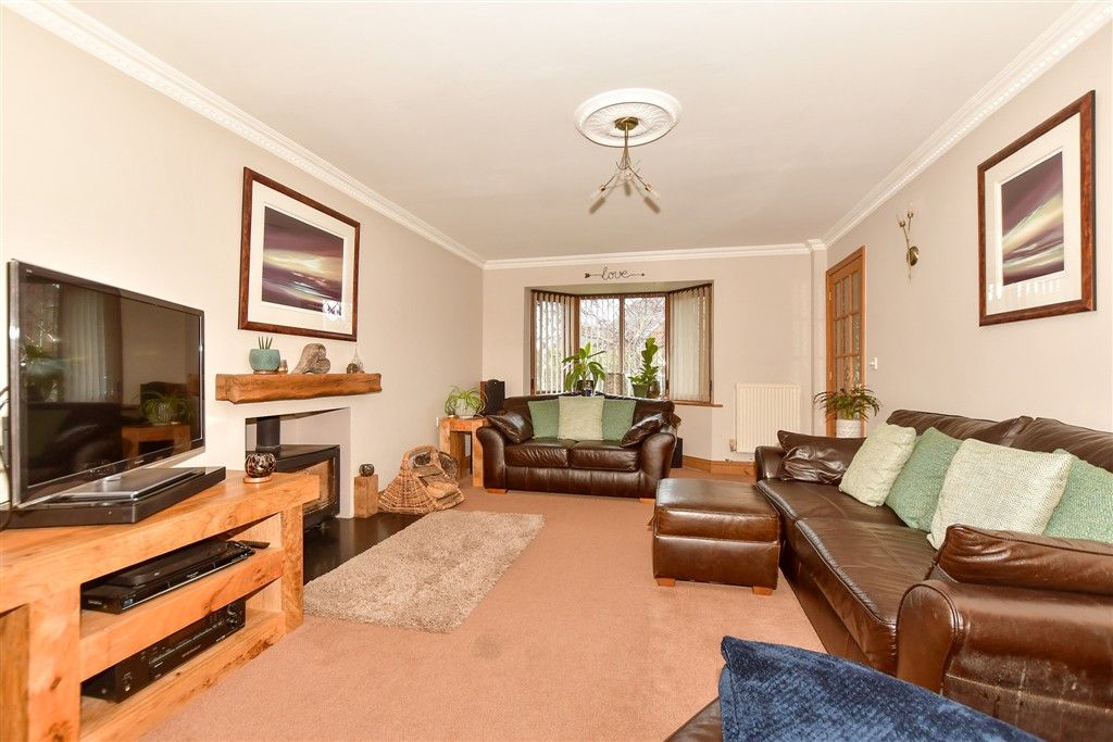 Property photo 3 of 17 Lounge