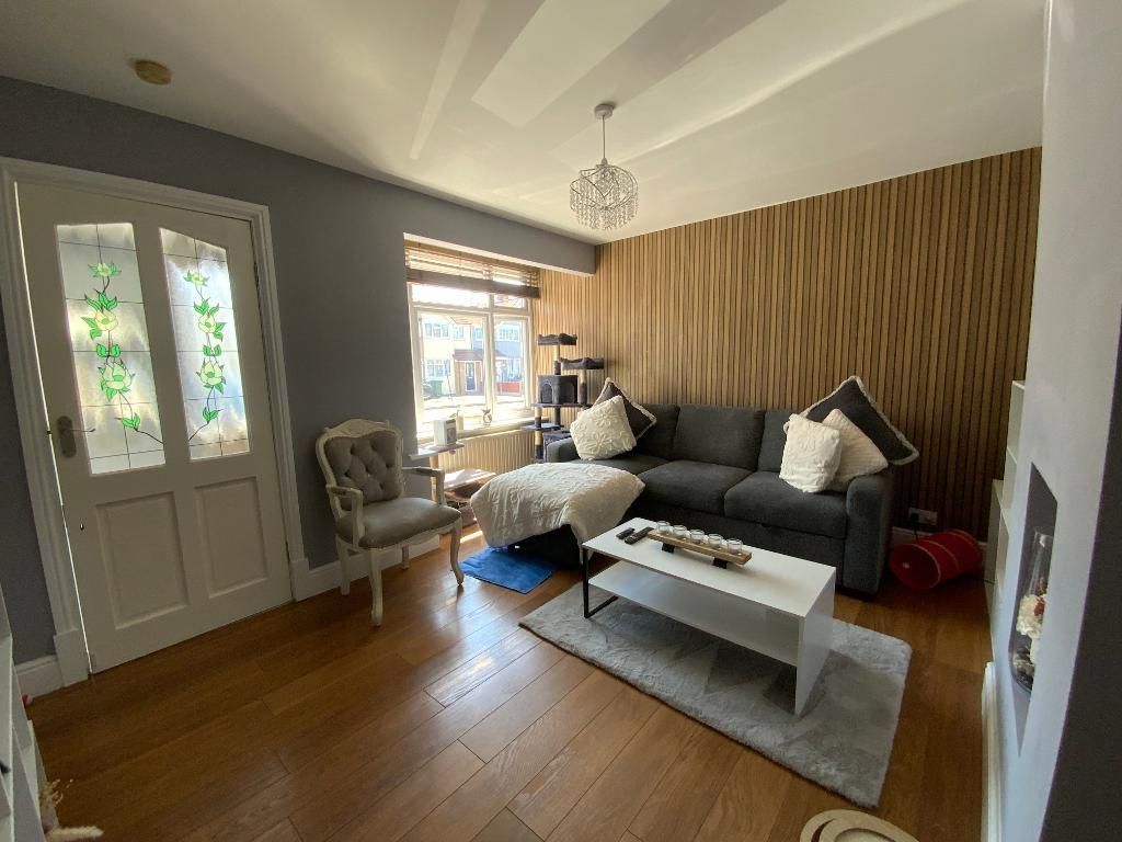 Property photo 2 of 13 Living Room 13'8 x 13'5