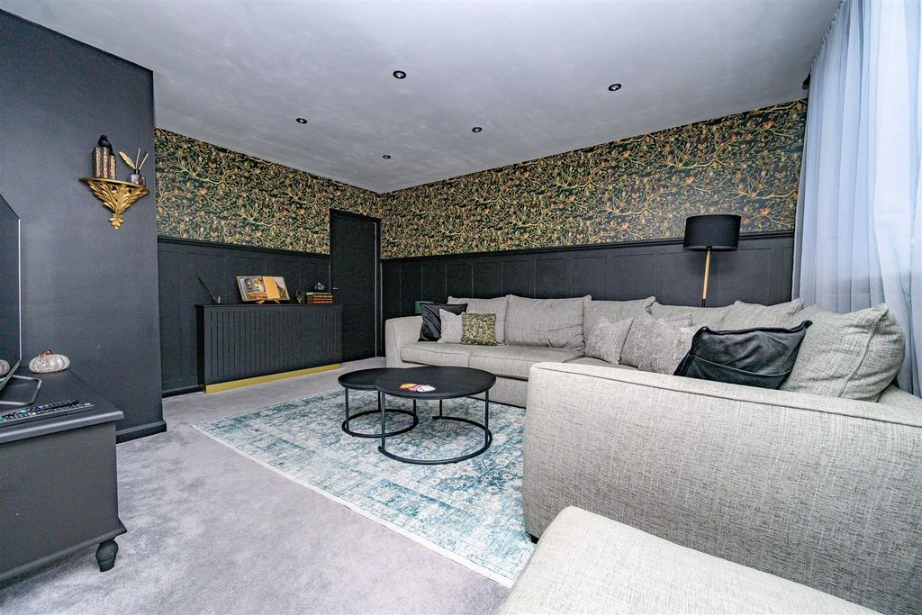 Property photo 2 of 16 Lounge.Jpg