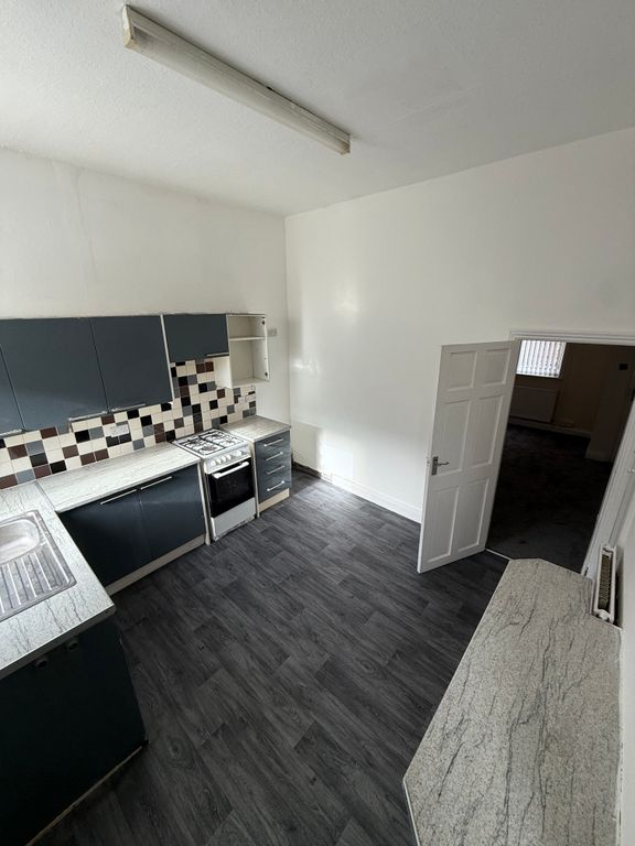 Property photo 3 of 11 Kitchen
