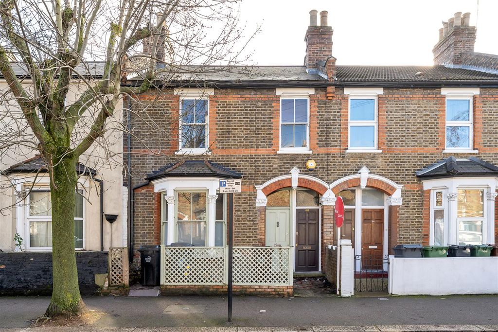 Property photo 1 of 13 Hove Avenue, E17
