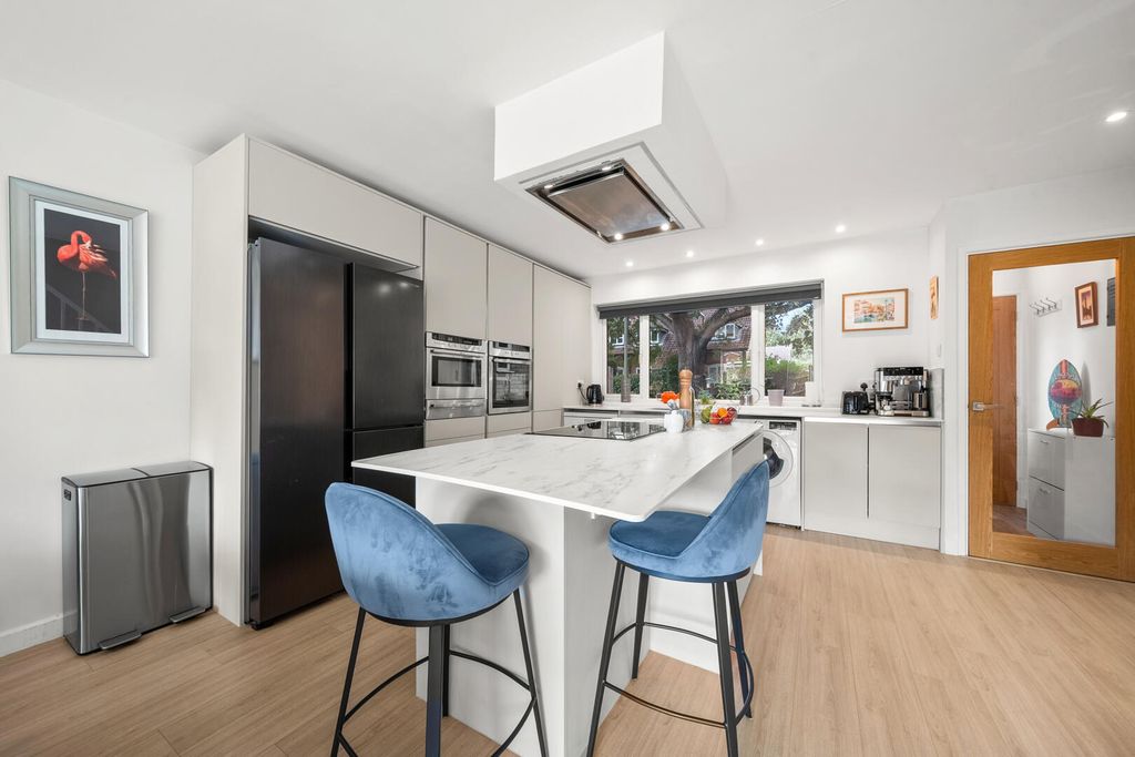Property photo 3 of 19 Kitchen