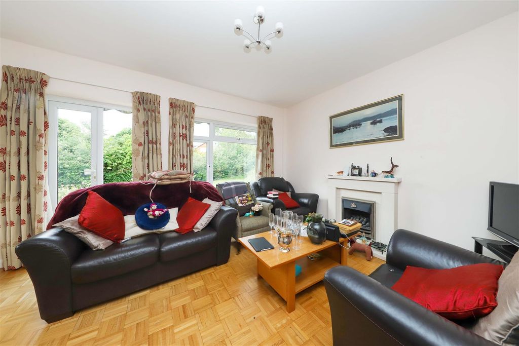 Property photo 3 of 14 Woodside Road