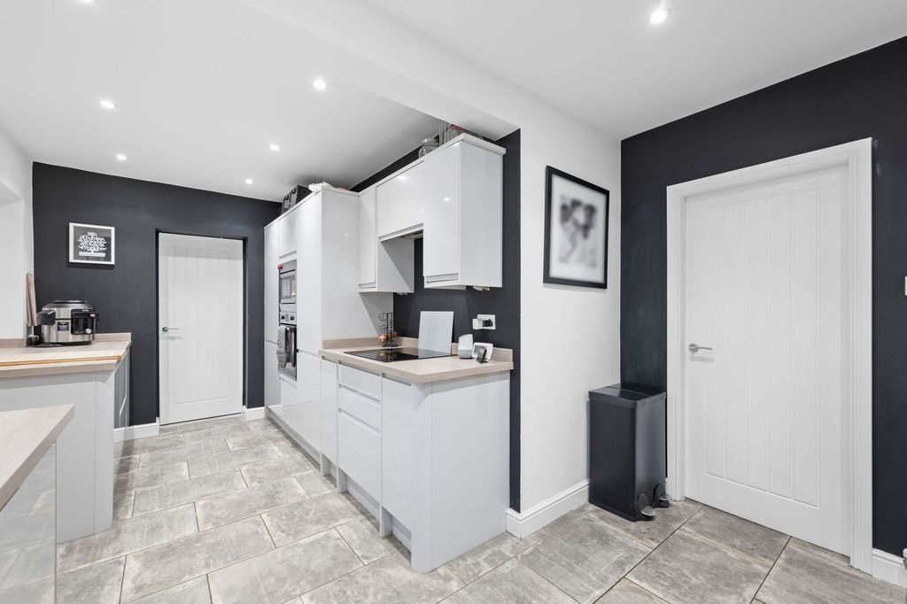 Property photo 3 of 25