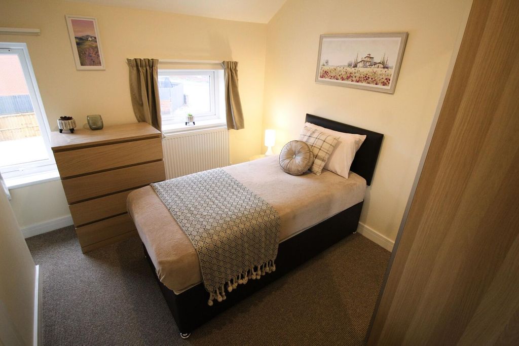 Property photo 1 of 7 Bedroom