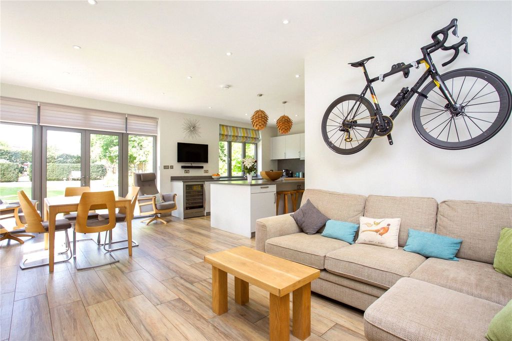 Property photo 3 of 14 Kitchen/Breakfast