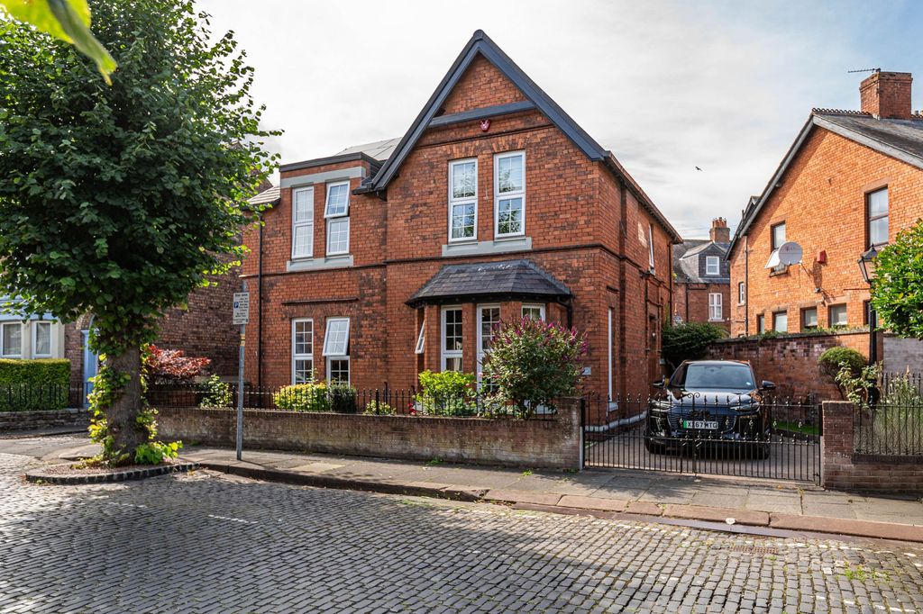 Property photo 1 of 32