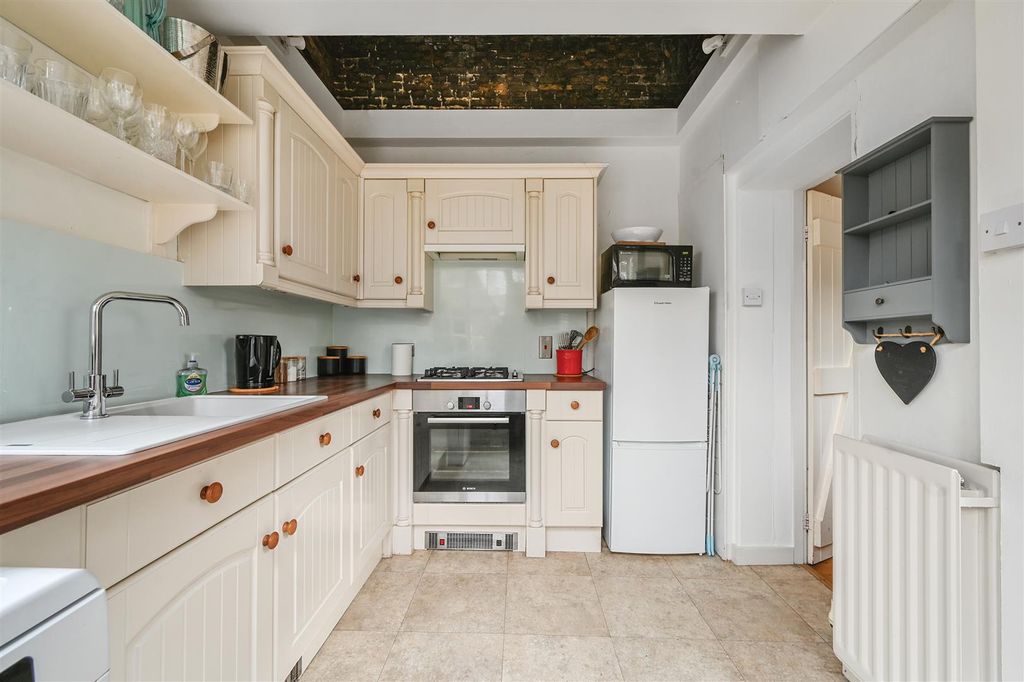 Property photo 3 of 14 2 Landgate Square (5)