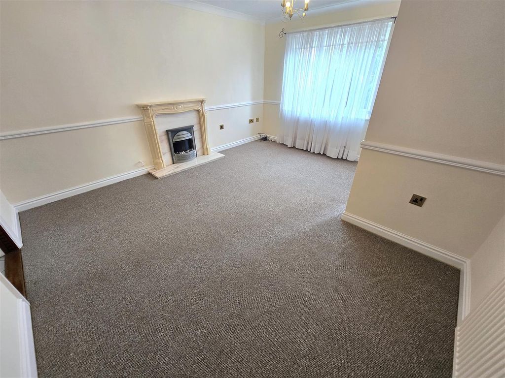 Property photo 3 of 14 Lounge