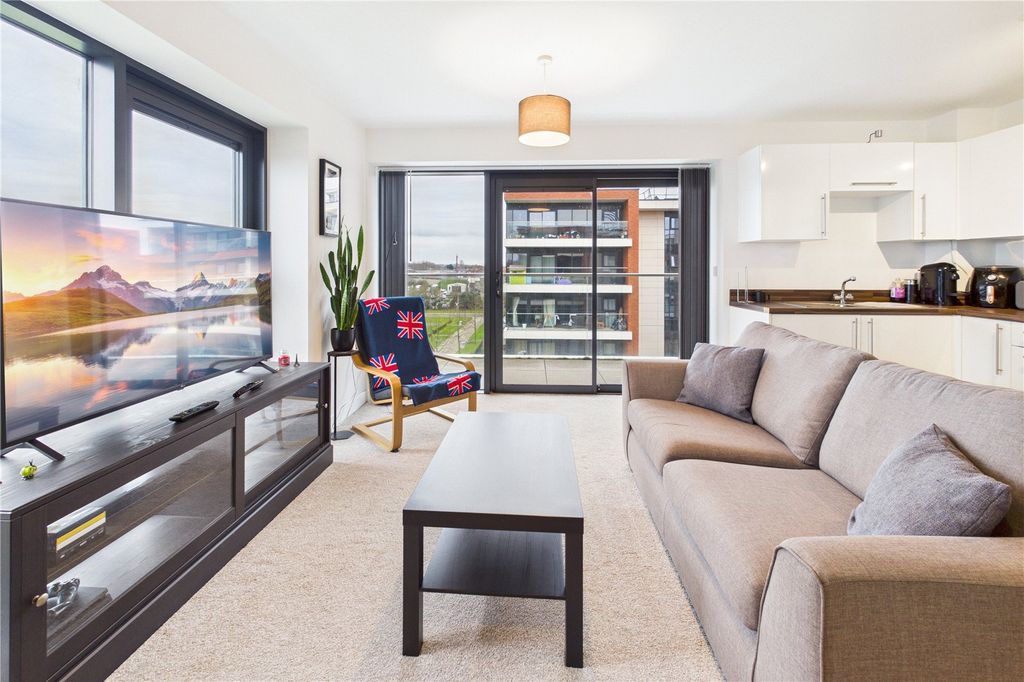 Property photo 3 of 18 Living Room