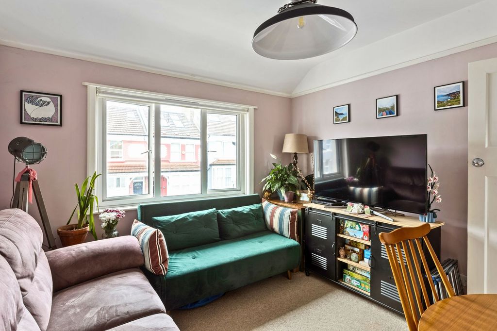 Property photo 3 of 8