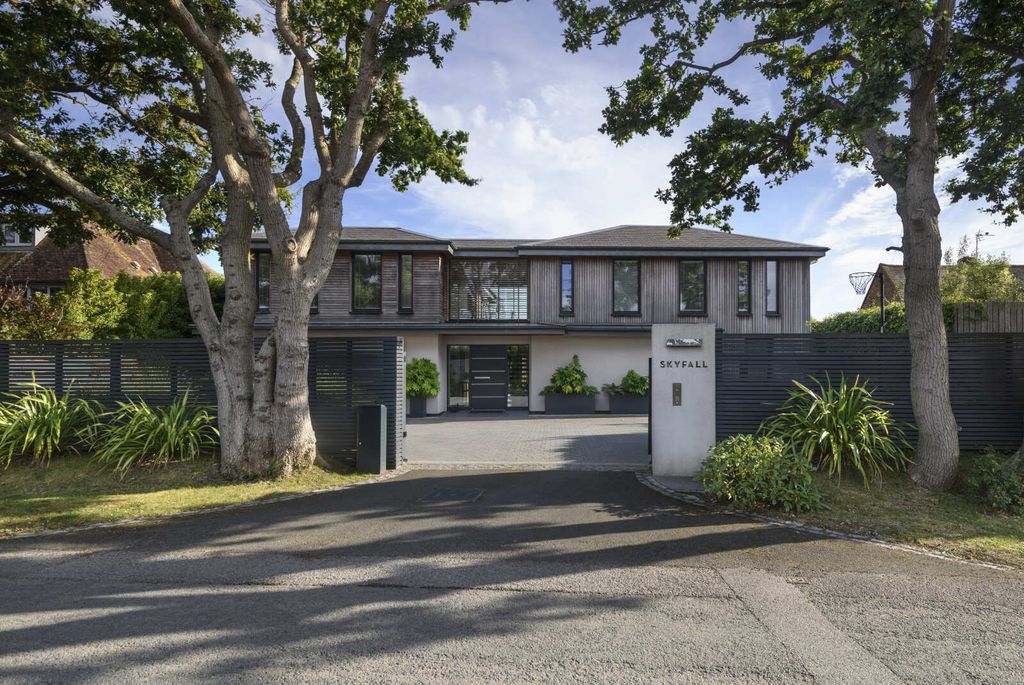 Property photo 1 of 31 House. Partnership