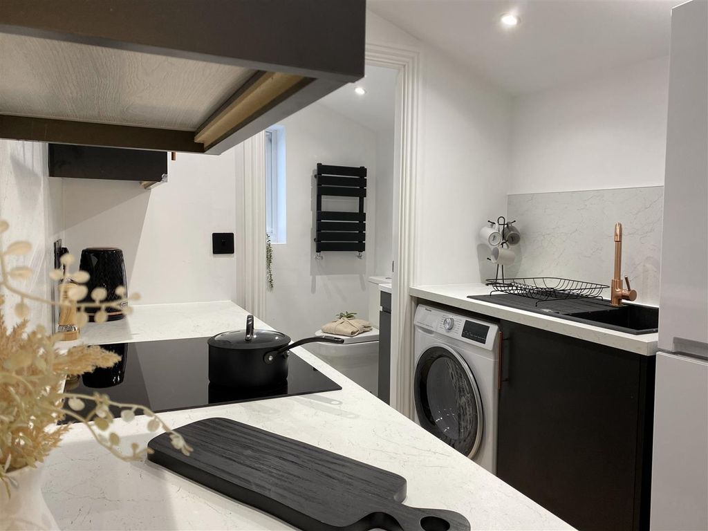 Property photo 2 of 10 En-Suite   Kitchen   Landscape   2023.Jpg