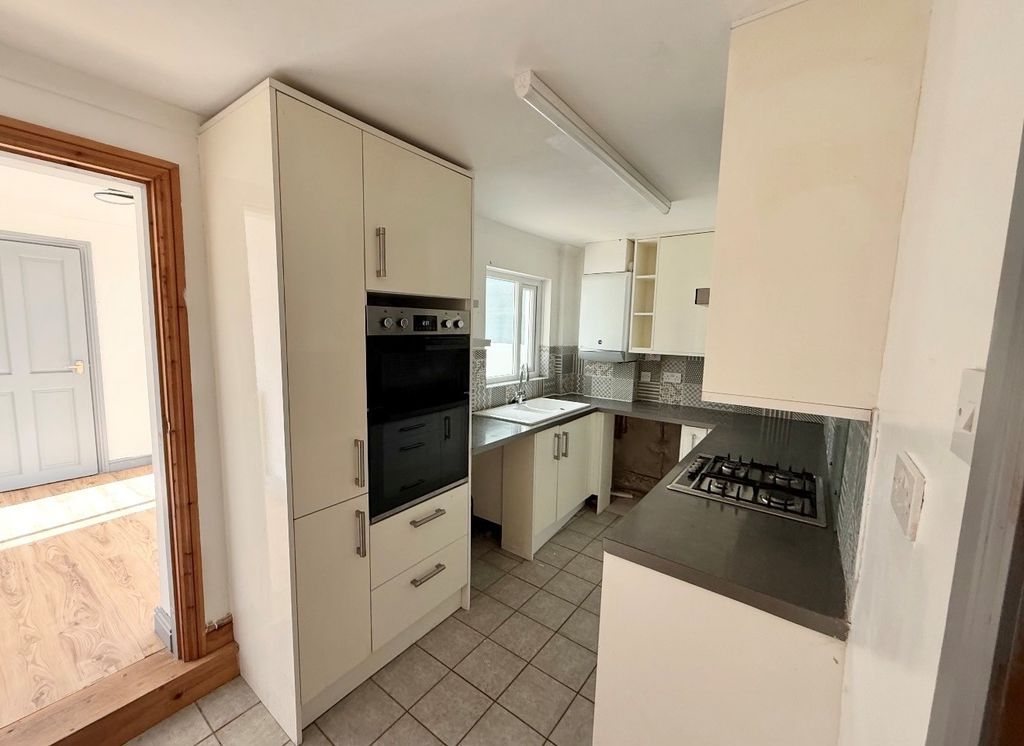 Property photo 2 of 8 Kitchen