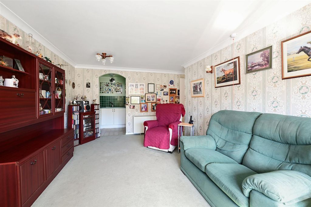 Property photo 3 of 11 Oakfields