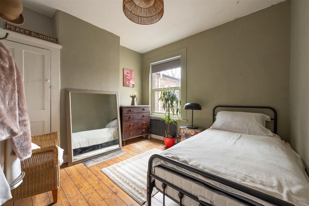 Property photo 2 of 23 Perth Road, E10