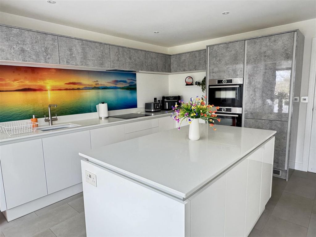 Property photo 3 of 31