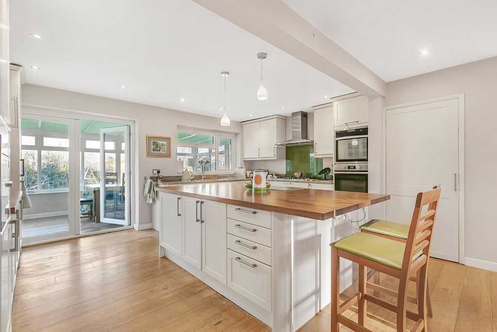 Property photo 3 of 32