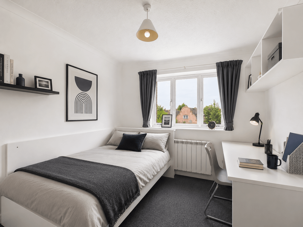 Property photo 1 of 4 2 Bedroom Apartment, Pin Hill