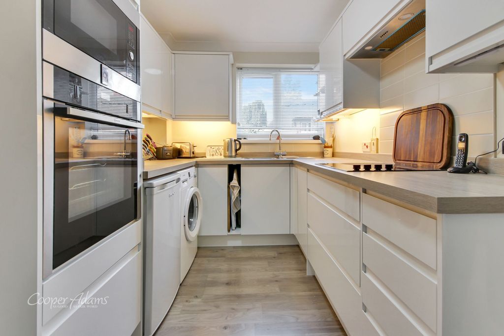 Property photo 2 of 10 Kitchen