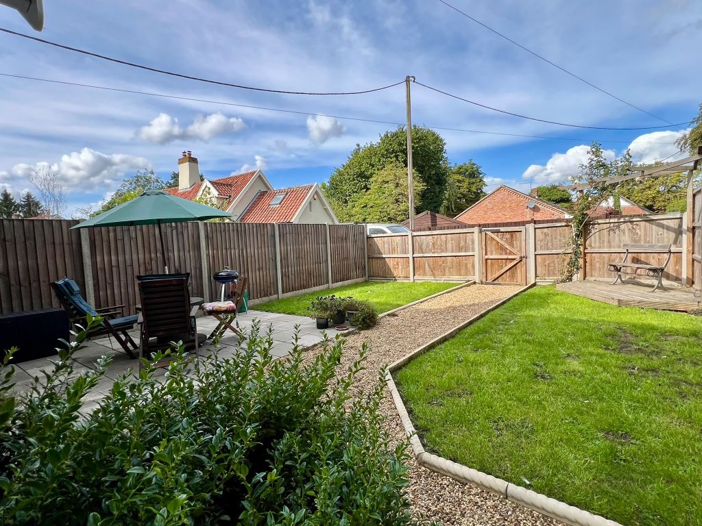 Property photo 2 of 17 Front Garden