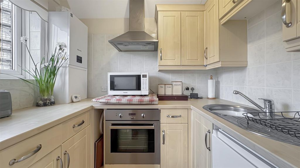 Property photo 2 of 11 Kitchen