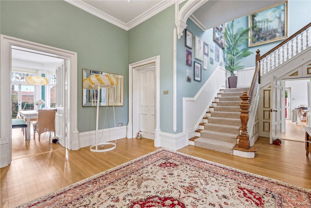 Property photo 2 of 23 Entrance Hall