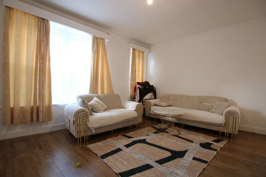 Property photo 2 of 17 First Floor Flat