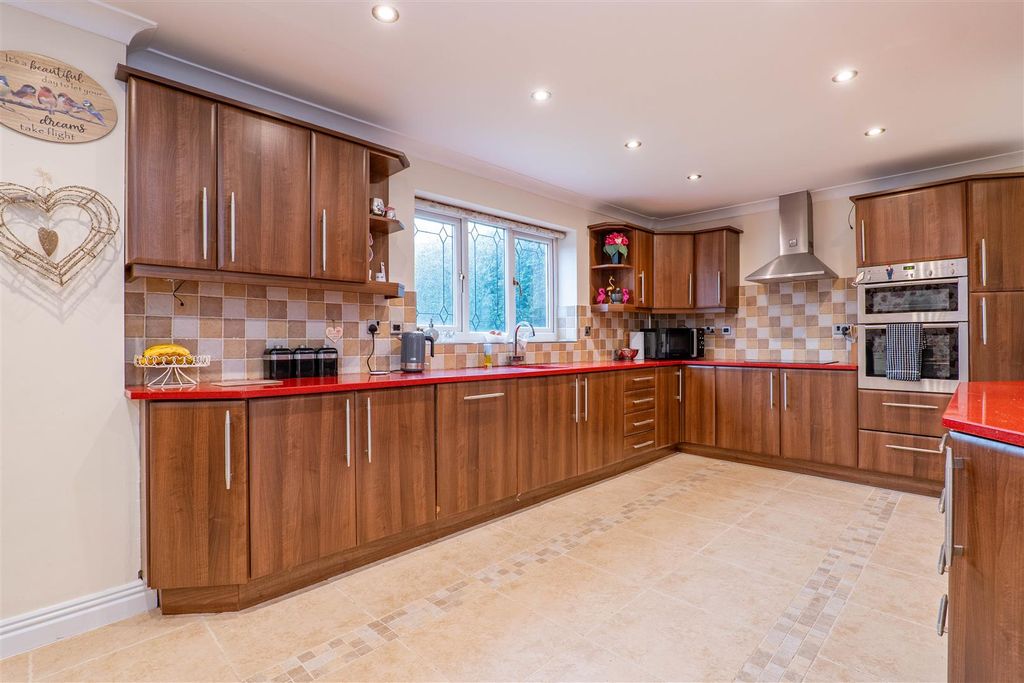 Property photo 3 of 32 Kitchen/Diner