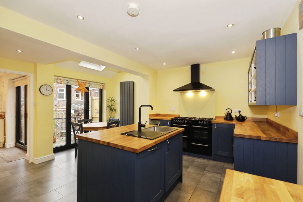 Property photo 2 of 18 Kitchen