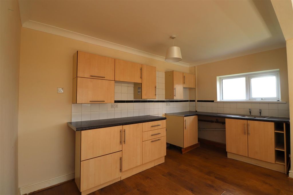 Property photo 3 of 8 Kitchen .Jpg