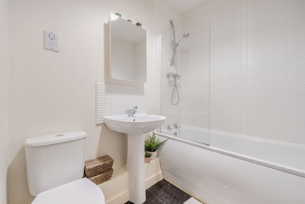 Property photo 1 of 11 Bathroom
