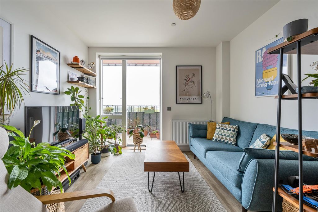 Property photo 1 of 18 Brunner Road, E17