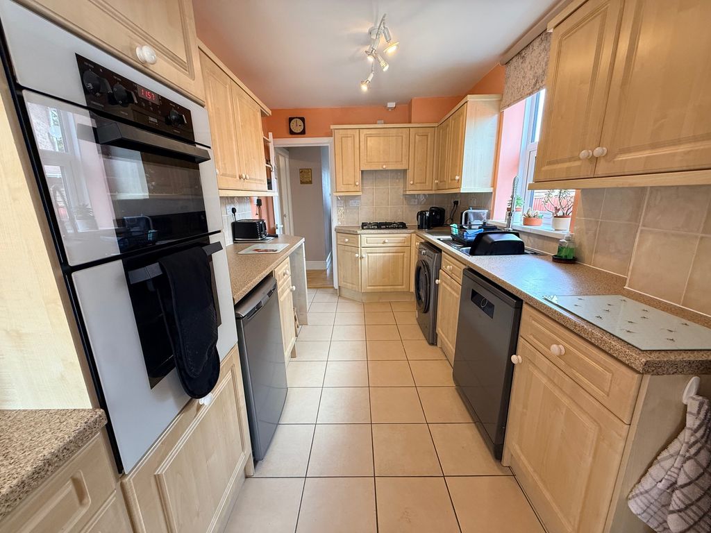 Property photo 3 of 17 Kitchen Aspect 1