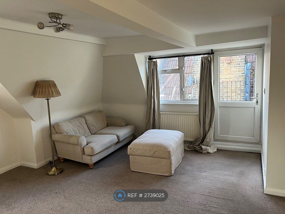 Property photo 3 of 8 Lounge