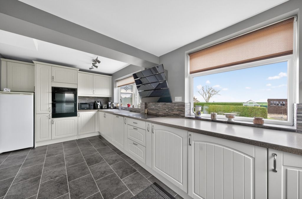 Property photo 2 of 28 1437064-17-69c6A1A9Af8F1