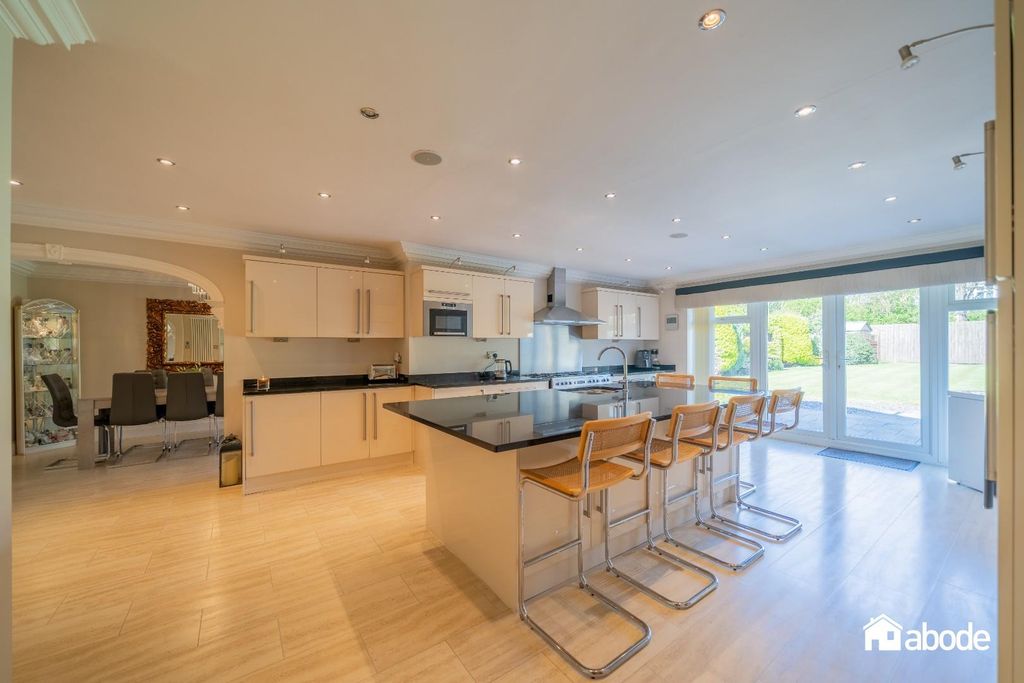 Property photo 3 of 29 24 Nicolas Road (20 Of 29).Jpg