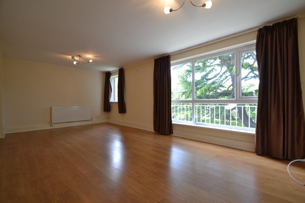 Property photo 3 of 10 Lounge 2